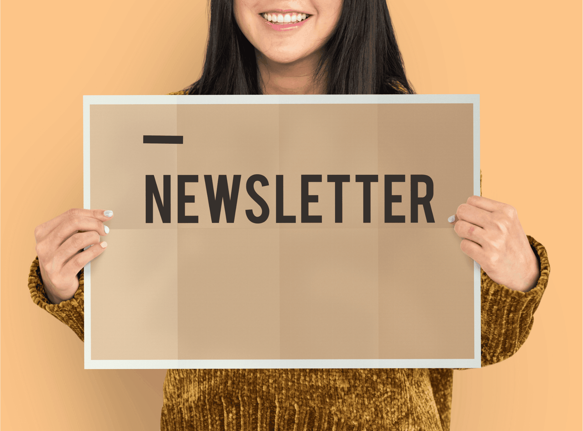 Person mit senfgelbem Pullover hält ein "NEWSLETTER"-Schild vor beigem Hintergrund.