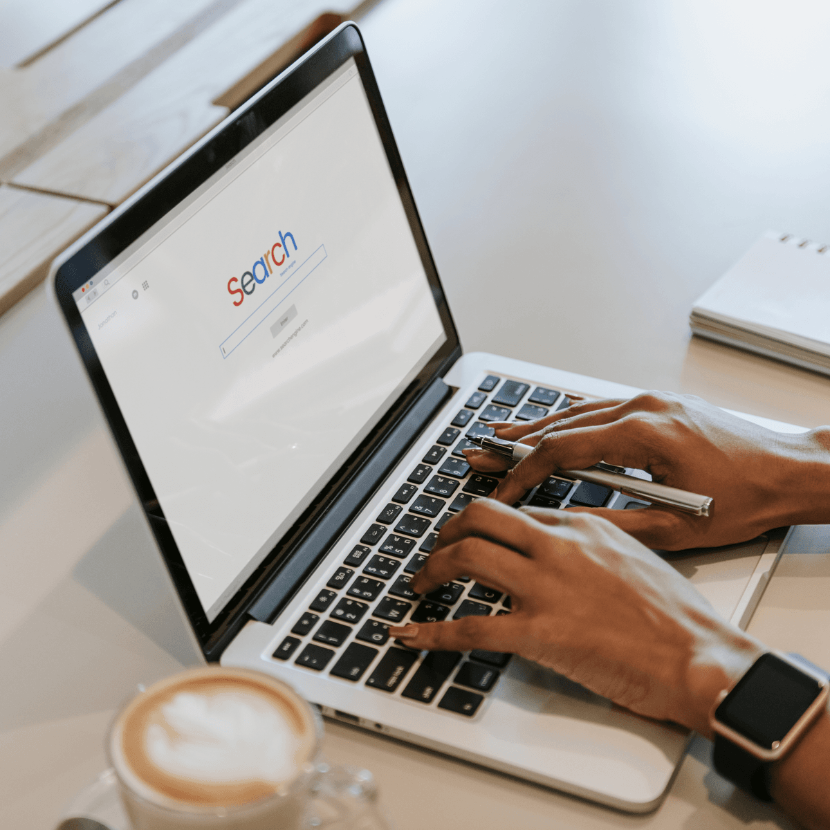 Nahaufnahme eines Laptops mit geöffneter Suchmaschine im Browser