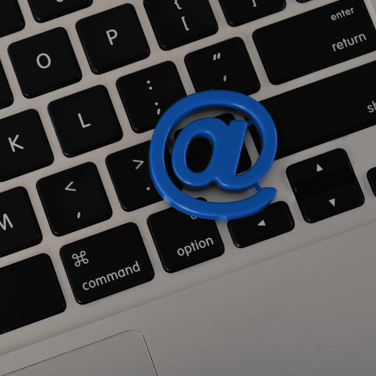 Blaues @-Zeichen liegt auf einer Tastatur