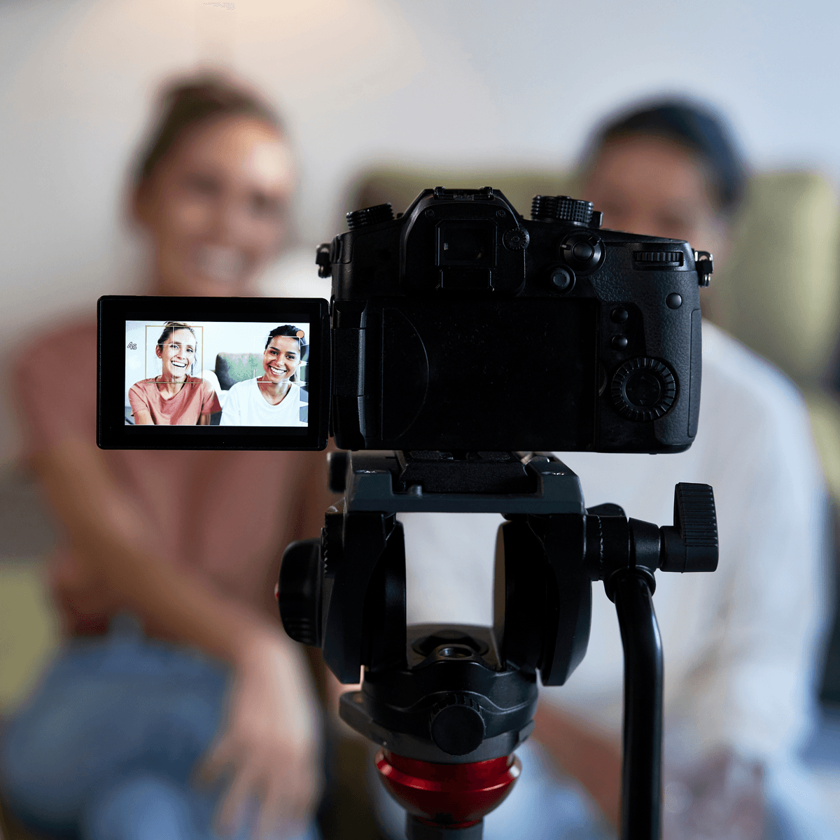 Zwei Youtuber filmen ein neues Video mit einer Kamera, Fokus liegt auf der Kamera