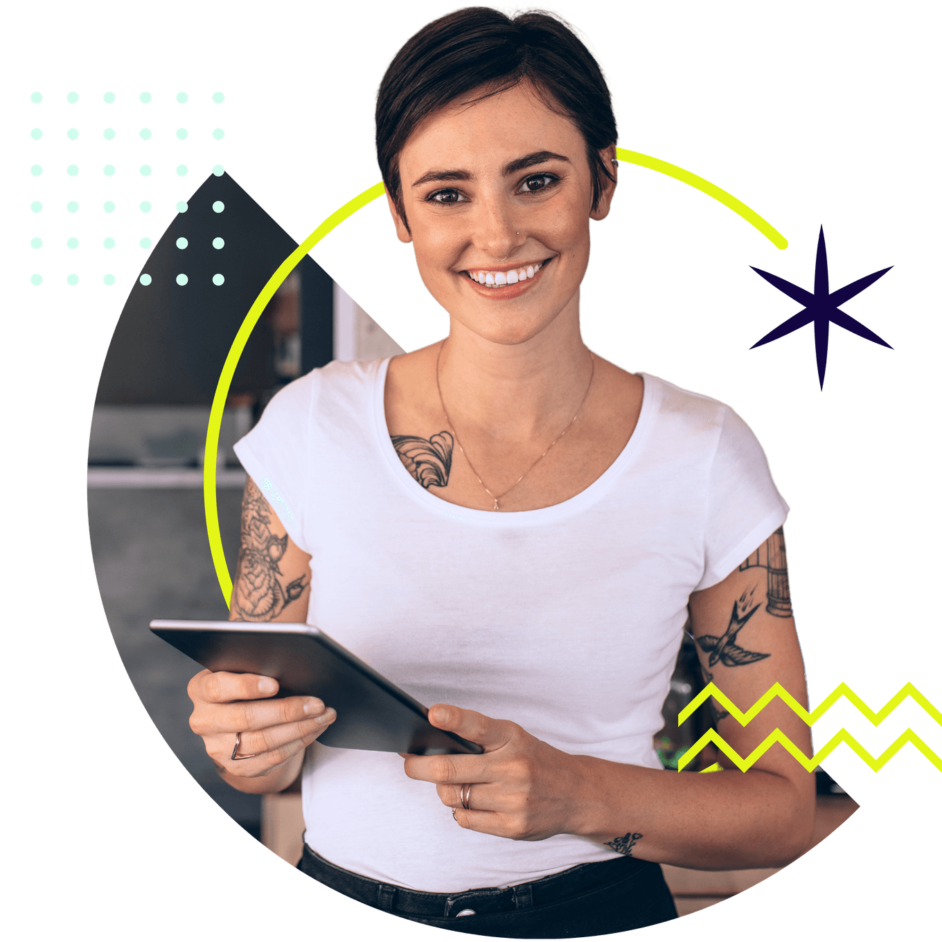 Marketing Managerin mit kurzen, braunen Haaren blickt in die Kamera und hält ein Tablet in der Hand.