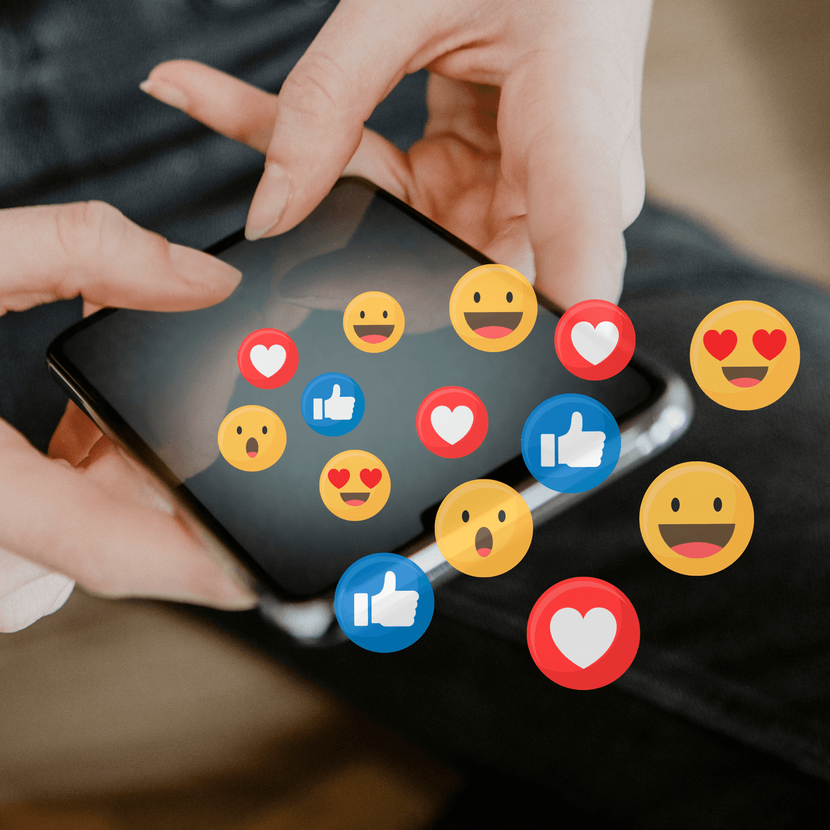 Detailaufnahme von Händen, die ein Smartphone halten mit Social-Media-Icons