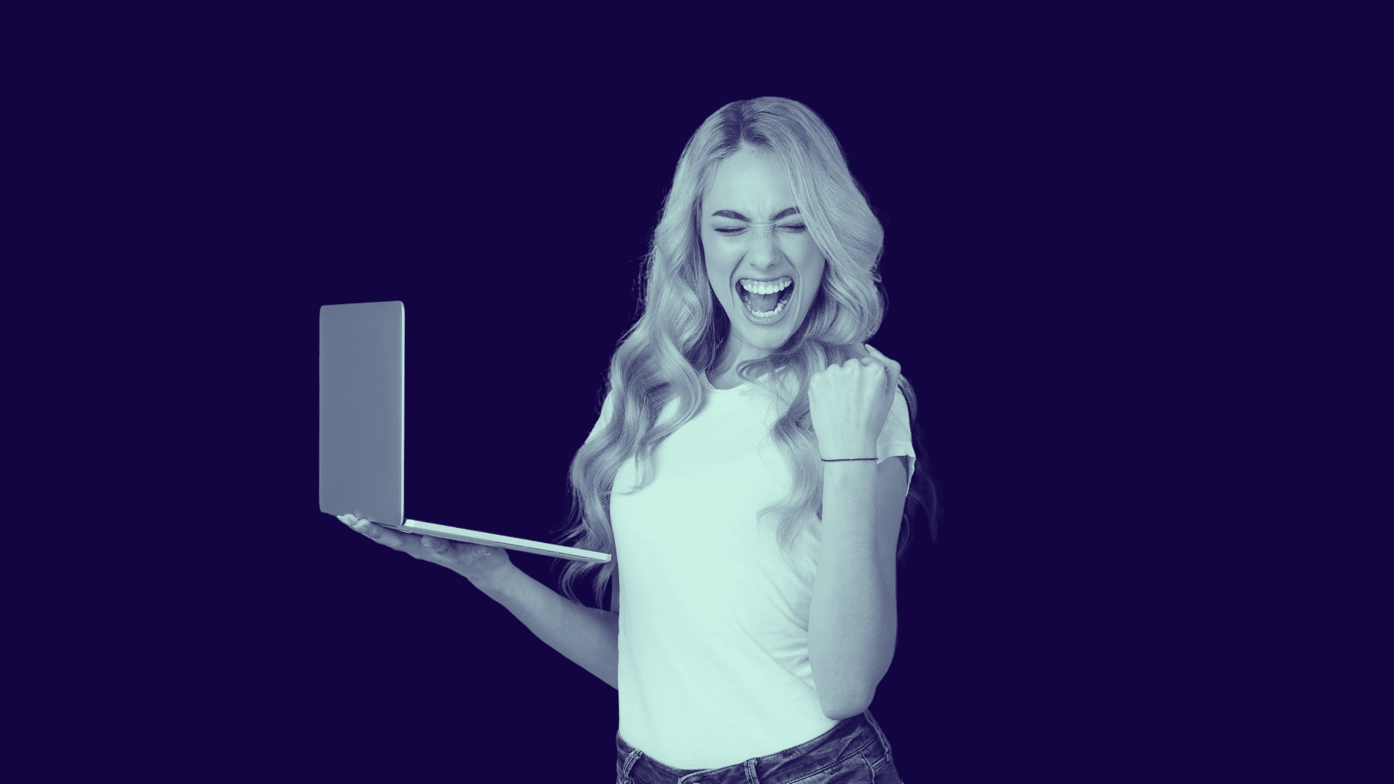 Junge Frau mit langen blonden Haaren und Laptop in der Hand freut sich