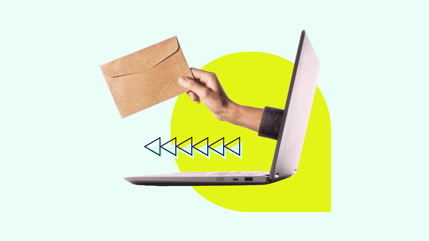 Hand reicht einen Brief aus einem Laptop.