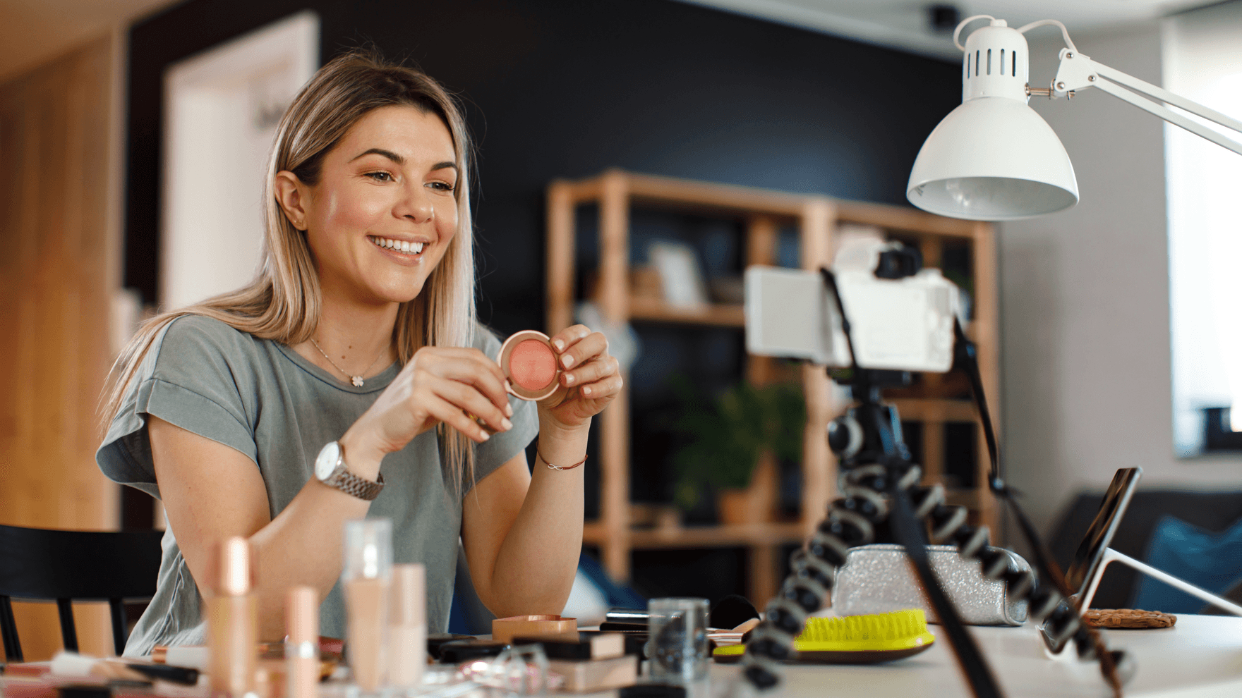 Junge Frau streamt Beauty-Video.