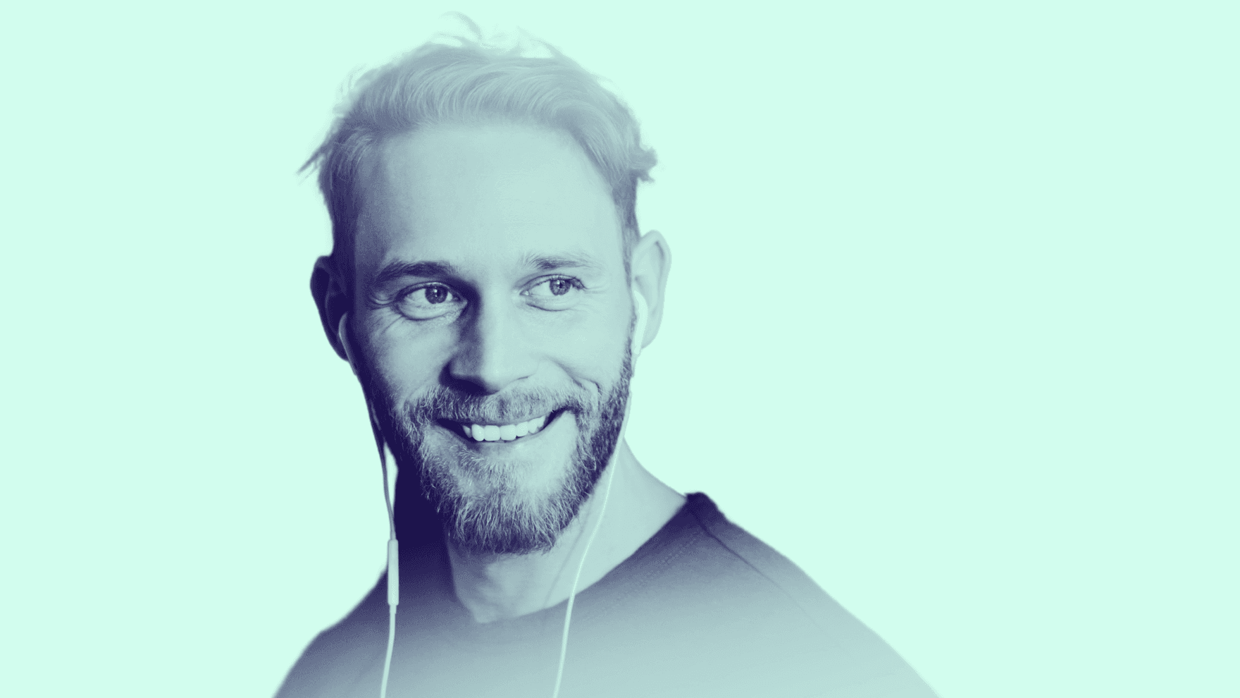 Online Marketing Manager mit Kopfhörern im Ohr lächelt an der Kamera vorbei