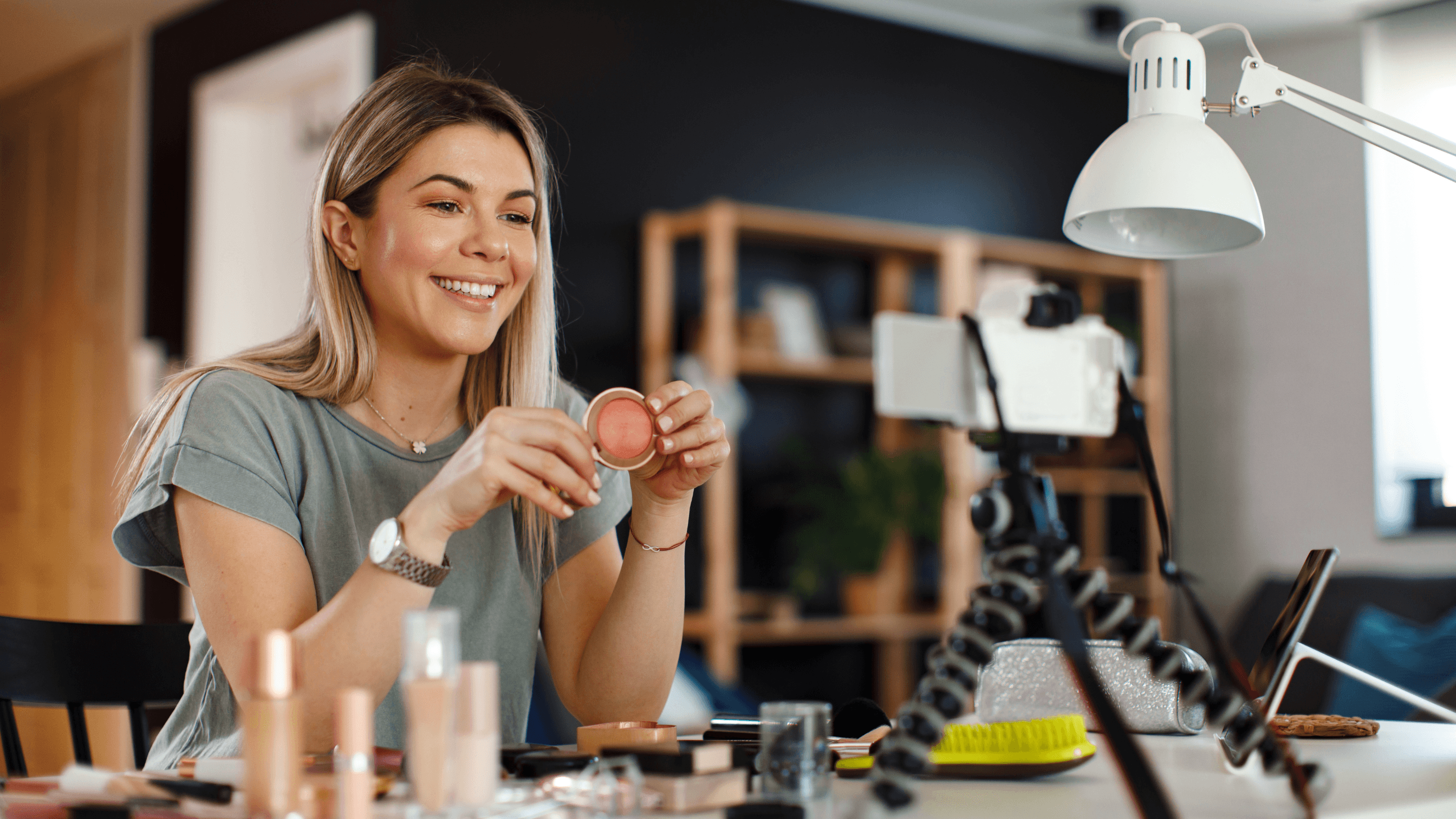 Junge Frau streamt Beauty-Video.